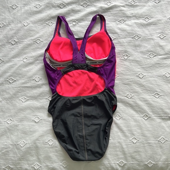 LIKE NEW WOMENS SPEEDO - Picture 4 of 6